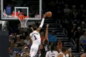 遮天蔽日！格雷森-阿倫強(qiáng)攻上籃 文班亞馬大帽扇出界外