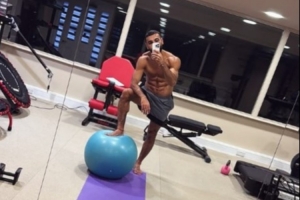 腹肌搶鏡，薩拉赫社媒曬健身房訓(xùn)練照