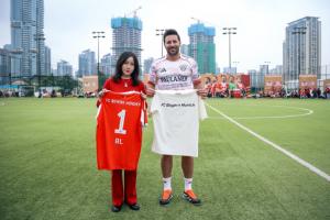 AL官宣與拜仁慕尼黑聯(lián)動(dòng)：老板菲菲與拜仁傳奇皮薩羅交換球衣并合影