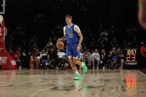 尼克-楊：弗拉格的新秀賽季不會像文班一樣 他需要慢慢學習