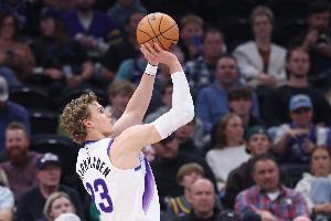 師傅你們干啥的？爵士首發(fā)4人首節(jié)合計9中1僅得2分 馬爾卡寧4中1