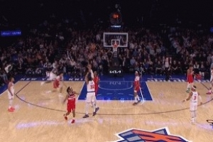 高炮臺！唐斯弧頂壓哨三分出手后被撲倒 球進還要加罰