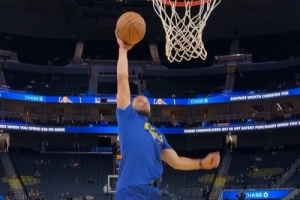 金州拉文名不虛傳！庫里熱身自拋?zhàn)钥蹎问挚刍@ 這一扣打幾分