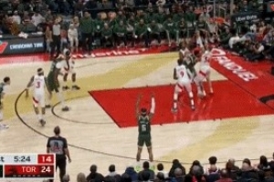 你們一起上吧！字母哥籃下一打三強起完成2+1