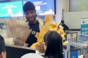 魯媒：山東高速男籃外援克里斯深夜回濟 受到俱樂部&球迷熱情歡迎