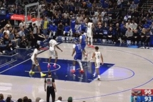 不應(yīng)該！克萊關(guān)鍵時(shí)刻出現(xiàn)脫手失誤 獨(dú)行俠白白送出球權(quán)