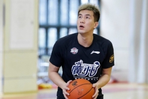 郭艾倫回歸！廣州龍獅訓(xùn)練場(chǎng)出現(xiàn)熟悉帥氣身影