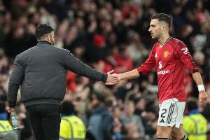 郵報(bào)：曼聯(lián)球迷因?qū)η袪栁?、達(dá)洛特發(fā)表恐同言論而被禁賽3年