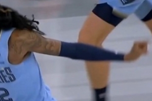 侮辱性極強！莫蘭特背打強吃拉塞爾得分 隨后比“你太小了”手勢