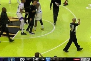 很不滿！戈貝爾補(bǔ)扣得手 爵士主帥進(jìn)場(chǎng)怒噴裁判無(wú)視前者犯規(guī)吃T