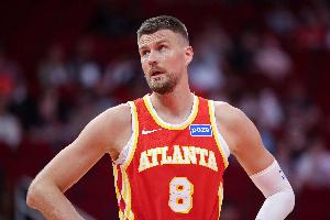 硬氣一把！波津接杰倫·約翰遜妙傳 籃下翻身直接隔扣巴雷特！