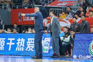 廣東男籃不挑對(duì)手！杜鋒：沒(méi)算小分 對(duì)誰(shuí)都全力以赴