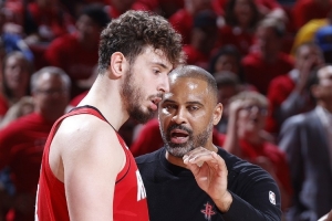 火箭為何能夠轉(zhuǎn)危為安？用高大陣容擊敗對手&給年輕球員成長空間