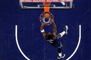 不設(shè)防？愛德華茲胯下加速突破殺入內(nèi)線飛身暴扣 直接打停爵士