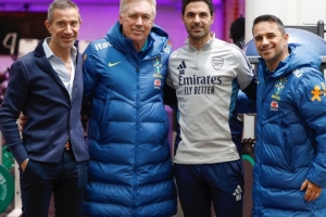 巴西隊在阿森納基地訓(xùn)練，安切洛蒂與阿爾特塔合影