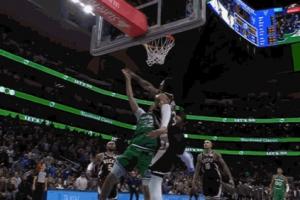 少年腰挺好！弗拉格轉(zhuǎn)身過(guò)人 空中對(duì)抗字母哥上籃打進(jìn)反超