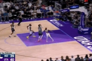 輕敵了吧！馬爾卡寧反擊起三步試圖上籃 內(nèi)史密斯追防釘板大帽