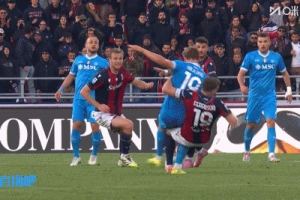 羅基：霍伊倫肘擊應(yīng)該吃紅牌，但弗格森掩面的夸張反應(yīng)影響了判罰