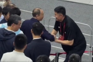 你小子有想法？杜鋒賽后跨欄到觀眾席 和省大領(lǐng)導(dǎo)親切寒暄