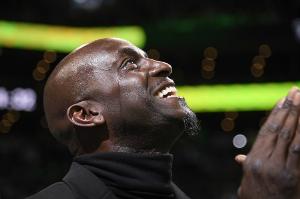 狼王對(duì)甜瓜說(shuō)“你老婆像甜甜圈”？皮爾斯：垃圾話(huà)別涉及妻子孩子