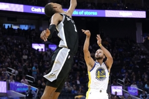 徐靜雨：庫里用一場爆發(fā)帶隊(duì)贏球&解決問題 用行動(dòng)說話&小球GOAT