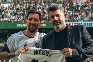 梅西隨阿根廷隊(duì)在埃爾切主場公開訓(xùn)練，獲贈(zèng)埃爾切10號(hào)球衣