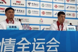 杜潤旺：去杜鋒指導(dǎo)房間開會 看他床頭放很多藥 教練組確實不容易