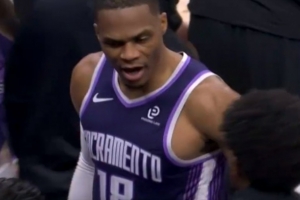 上場就有效！國王6.8秒進攻 威少快速空切人群中命中壓哨挑籃！