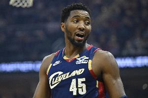 沒進入狀態(tài)？米切爾半場8中2&三分5中0拿到11分2助 出現(xiàn)3失誤