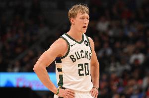 追回來了！AJ·格林連中三記三分球 雄鹿轟出一波15-0