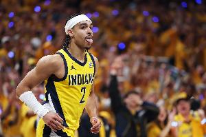 狀態(tài)火熱！內(nèi)姆哈德撤步三分再中 半節(jié)已拿11分