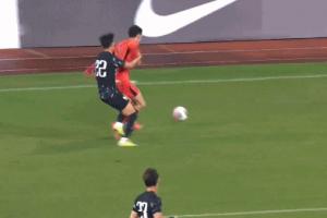 不慣著！韓國球員挑釁拜合拉木，留洋荷乙的王博豪出頭將其撞倒