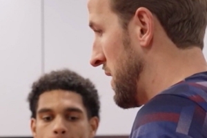 恭喜！寬薩完成英格蘭隊(duì)首秀，隊(duì)長(zhǎng)凱恩為他頒發(fā)紀(jì)念帽子