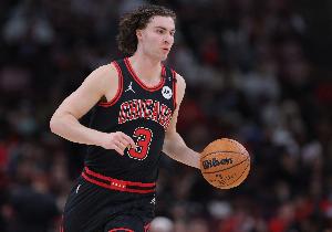 關(guān)鍵時(shí)刻手不軟！吉迪突入內(nèi)線拋投打進(jìn) 幫助公牛再度超出1分