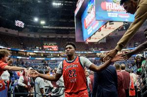 與鄧肯觀點(diǎn)相同！追夢：奎因有望成為非常棒球員 他要更有侵略性