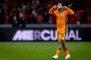 解說員：荷蘭以前頭重腳輕，現(xiàn)在防線一流鋒線靠德佩苦苦支撐