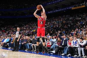 回應(yīng)上了！許爾特迎著約基奇防守命中三分球