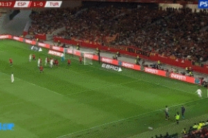 居爾為土耳其破門，這是西班牙本屆世預(yù)賽的第一粒丟球