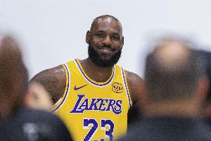 賞心悅目！老詹賽季首秀送出12助攻 傳球+投射隨隨便便打到45歲？