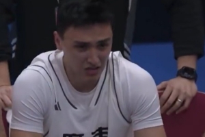 廣東全運(yùn)男籃U22組別奪冠！被替換下場的于米提在替補(bǔ)席激動(dòng)落淚