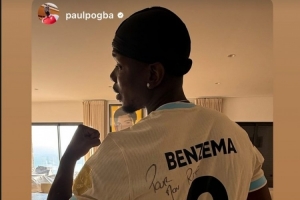 博格巴社媒曬身穿本澤馬簽名球衣照片，本澤馬轉(zhuǎn)發(fā)動態(tài)