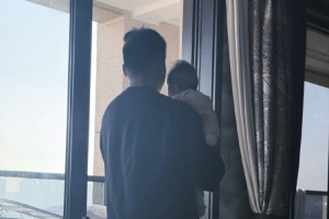 謝震業(yè)曬與孩子合照：這是第二次抱起你，已經(jīng)比之前重一倍了