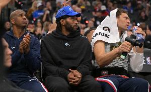 播客主持人：36歲哈登拼命想進(jìn)季后賽 小卡何時(shí)能厭倦坐著看球？