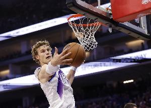 效率很高！馬爾卡寧半場5中4貢獻(xiàn)16分6板 罰球6中6