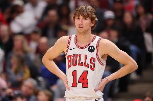 好在無(wú)礙！布澤利斯突破踩到拉松腳面 被攙扶回更衣室調(diào)整后上場(chǎng)