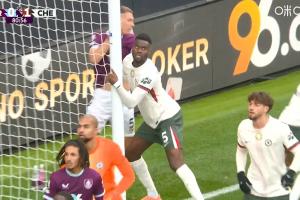 巴迪亞西勒角球防守時利用立柱將對方擠出底線，被裁判出示黃牌