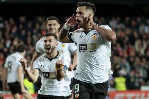 精彩！26歲前鋒雨果·杜羅對萊萬特倒鉤破門，為瓦倫打進制勝球