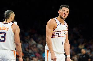 打得郁悶！布克被各種包夾&18中4拿到10分16助9失誤 末節(jié)6犯