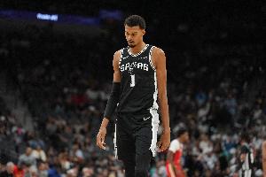 隊(duì)記：文班因傷將不隨隊(duì)前往接下來(lái)的四連客 他何時(shí)復(fù)出尚未可知