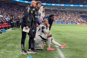 暖心！溫哥華球員沖入場內(nèi)慶祝，穆勒轉(zhuǎn)身擁抱受傷的隊友